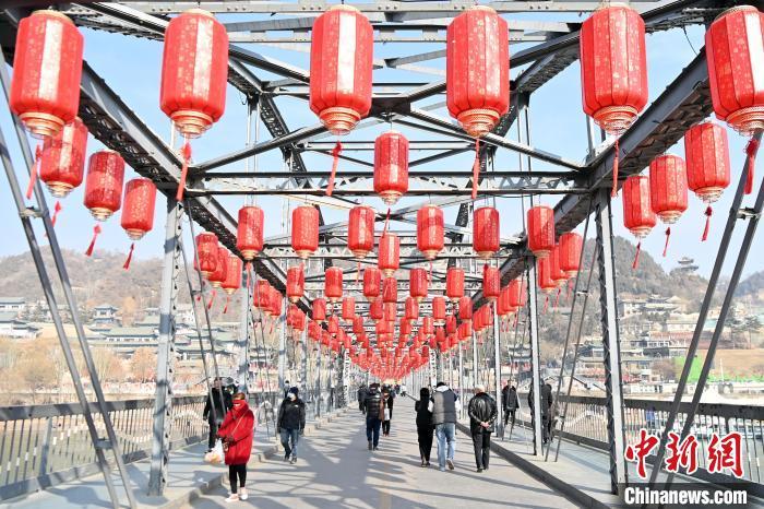 1月30日,裝扮一新的中山橋為即將到來的新春佳節(jié)增添節(jié)日氛圍。九美旦增 攝</p><p> 1月30日,裝扮一新的中山橋為即將到來的新春佳節(jié)增添節(jié)日氛圍。九美旦增 攝</p><p>
