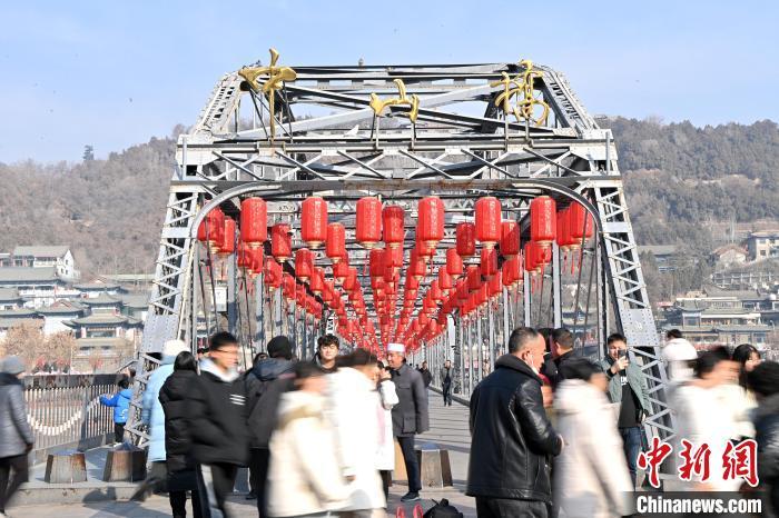 1月30日,裝扮一新的中山橋為即將到來的新春佳節(jié)增添節(jié)日氛圍。九美旦增攝</p><p> 1月30日,裝扮一新的中山橋為即將到來的新春佳節(jié)增添節(jié)日氛圍。九美旦增攝</p><p>