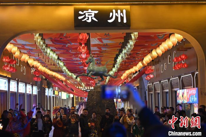 圖為游人拍攝煥然一新亮相的街區(qū)。李亞龍 攝</p><p>