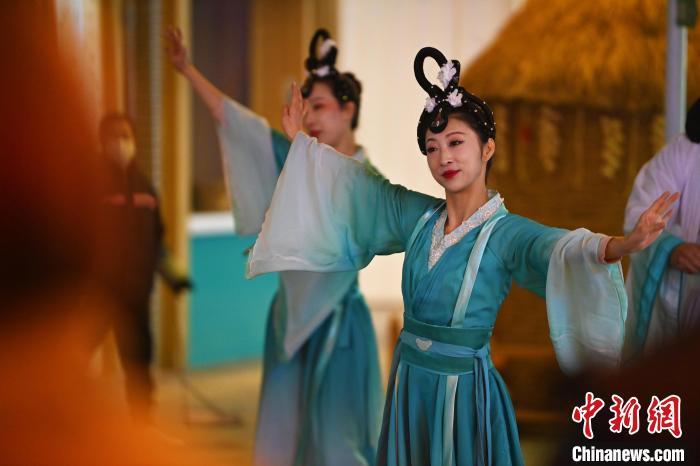 圖為工作人員進(jìn)行舞蹈表演。李亞龍 攝</p><p>