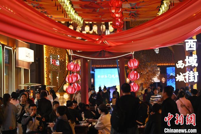 圖為街區(qū)現(xiàn)場游客絡(luò)繹不絕。李亞龍 攝</p><p>