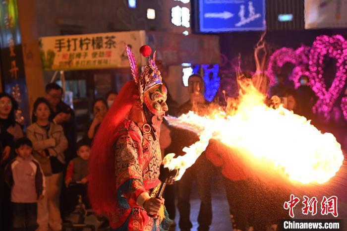 圖為工作人員進(jìn)行雜耍表演。李亞龍 攝</p><p>