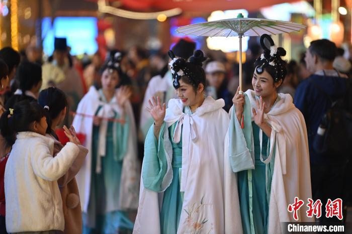 圖為街區(qū)人員著傳統(tǒng)服飾與游人互動。李亞龍 攝</p><p>