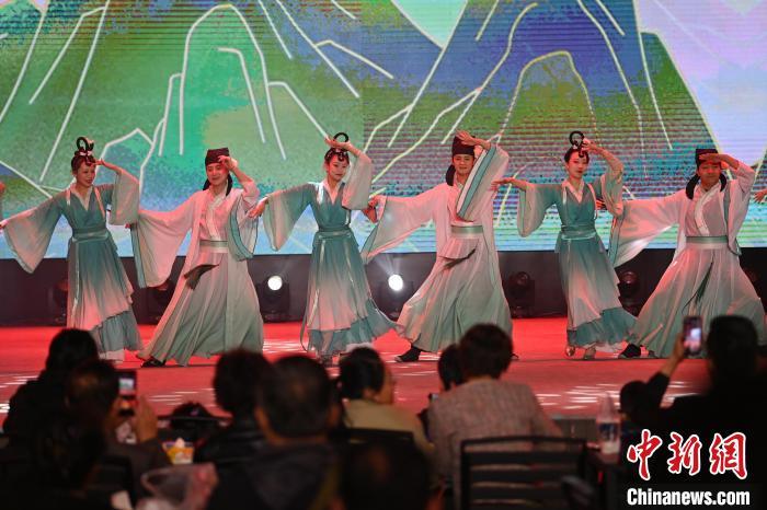 圖為工作人員進(jìn)行舞蹈表演。李亞龍 攝