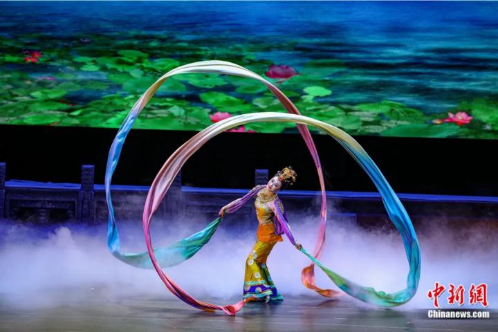 2023年4月17日晚，中國經典舞劇《絲路花雨》在澳門百老匯劇場演出。甘肅演藝集團 供圖