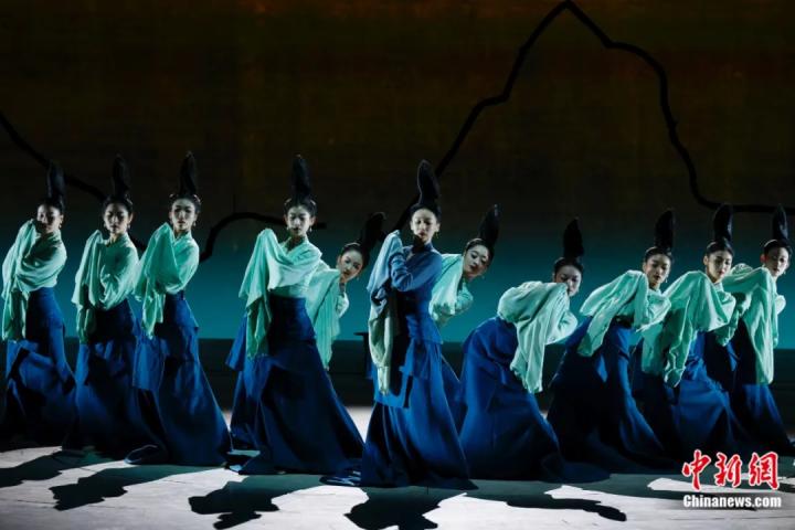 2024年2月29日晚，舞蹈詩劇《只此青綠》在北京上演，多國駐華使節和國際組織代表前來觀賞。韓海丹 攝