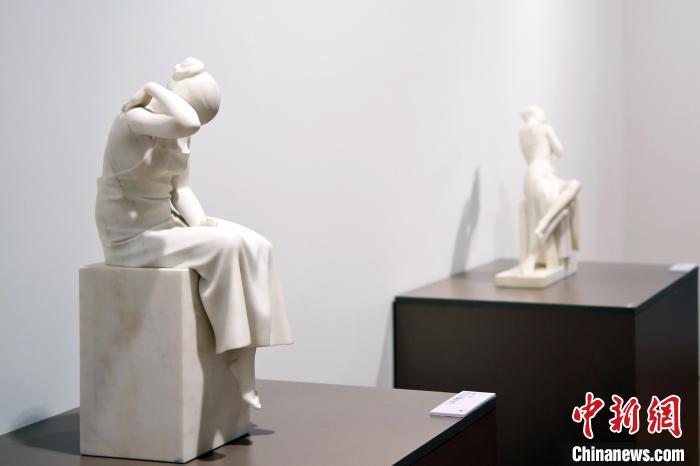 5月21日，在“絲路印跡”雕塑藝術作品展展出的雕塑作品《聲聲慢·艾艾》。九美旦增 攝</p>
<p>