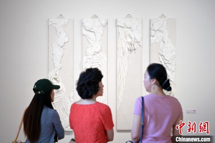 5月21日，觀眾參觀在“絲路印跡”雕塑藝術作品展展出的作品《無相》。九美旦增 攝</p>
<p>