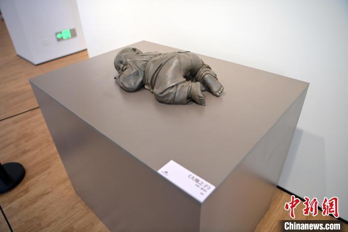 5月21日，在“絲路印跡”雕塑藝術作品展展出的作品《大地之子》。九美旦增 攝</p>
<p>