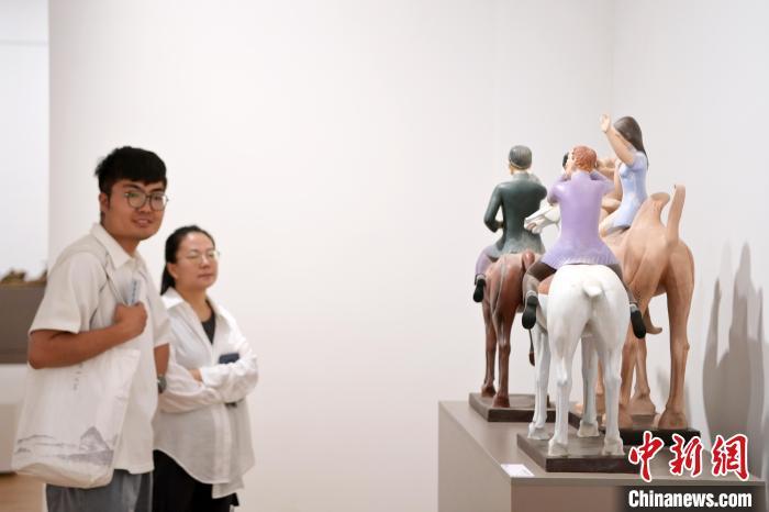 5月21日，觀眾參觀在“絲路印跡”雕塑藝術作品展展出的雕塑作品《絲路話語》。九美旦增 攝</p>
<p>