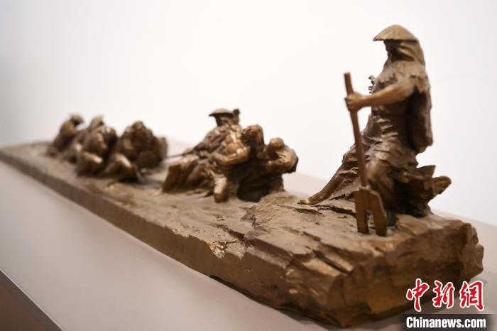 5月21日，在“絲路印跡”雕塑藝術作品展展出的作品《治水為民·禹德九州》。九美旦增 攝</p>
<p>
