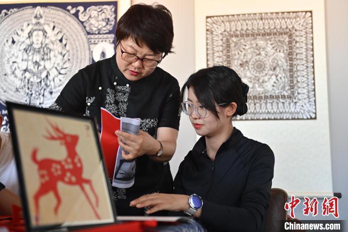 6月6日，在甘肅敦煌青年夜校課程中，青年學員學習敦煌非遺剪紙課程。李亞龍 攝