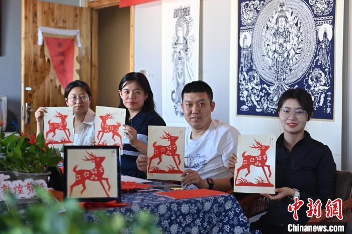 6月6日，在甘肅敦煌青年夜校課程中，青年學員展示學習敦煌非遺剪紙的成果。李亞龍 攝　　