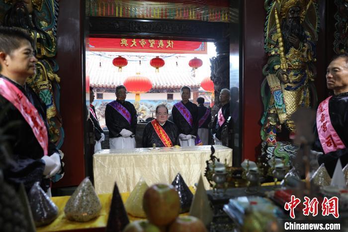 6月21日，“2024(甲辰年)兩岸共祭人文始祖伏羲典禮”在臺灣新北舉行。擔任主祭官的先嗇宮董事長、中國國民黨前秘書長李乾龍(中)出席典禮并擔任主祭官。中新社記者 張曉曦 攝