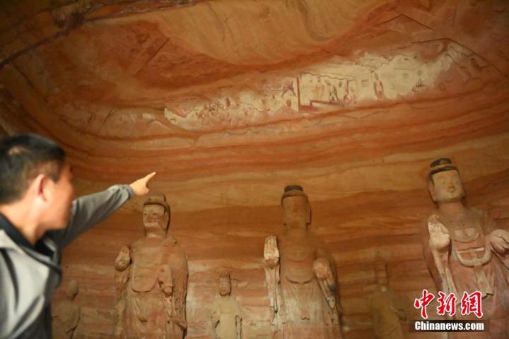 7月15日，甘肅省平涼市涇川縣百里石窟長廊中的南石窟寺1號窟內，工作人員介紹窟內僅存的浮雕——佛傳故事。百里石窟長廊位于涇川縣境內，由512個石窟、5眼窟中石井組成，現存王母宮石窟、鳳凰山石窟、南石窟寺、丈八寺石窟、羅漢洞石窟、太山寺石窟等規模較大的石窟群，還有數量眾多的小石窟群。南石窟寺開鑿于北魏永平三年，其中1號窟屬于大型七佛窟，七佛高達6米。中新社記者 李亞龍 攝</p>
<p>