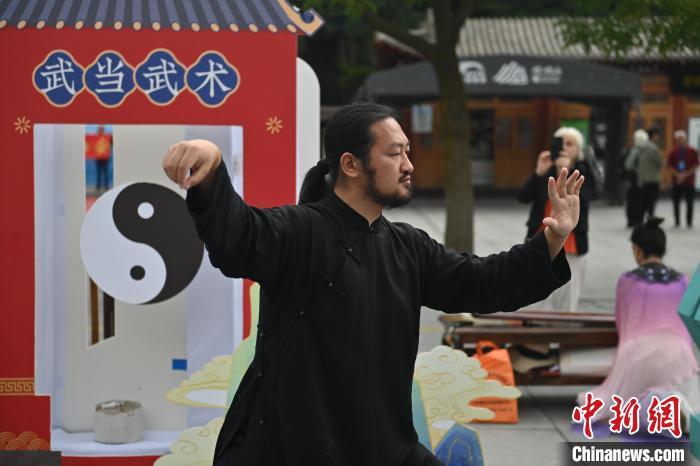 7月14日，甘肅省平涼市崆峒山景區內，武當玄武派傳承人展示武當武術。7月13日至14日，“2024年北京體育大學第十五屆國際武術比賽交流大會暨首屆崆峒山國際武術大會”舉行，大會也在崆峒山景區進行問道崆峒、武術高級研修班、崆峒拜師等系列活動。中新社記者 李亞龍 攝</p>
<p>