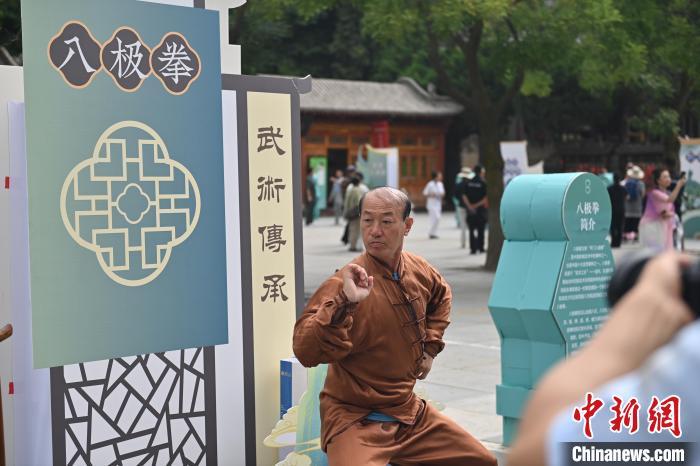 7月14日，甘肅省平涼市崆峒山景區內，八極拳傳承人展示八極拳。7月13日至14日，“2024年北京體育大學第十五屆國際武術比賽交流大會暨首屆崆峒山國際武術大會”舉行，大會也在崆峒山景區進行問道崆峒、武術高級研修班、崆峒拜師等系列活動。中新社記者 李亞龍 攝</p>
<p>
