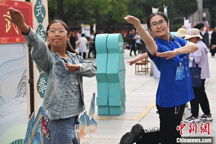 7月14日，甘肅省平涼市崆峒山景區內，霍氏練手拳傳承人、霍元甲玄孫女霍靜虹(右)教授武術愛好者霍氏練手拳。7月13日至14日，“2024年北京體育大學第十五屆國際武術比賽交流大會暨首屆崆峒山國際武術大會”舉行，大會也在崆峒山景區進行問道崆峒、武術高級研修班、崆峒拜師等系列活動。中新社記者 李亞龍 攝</p>
<p>