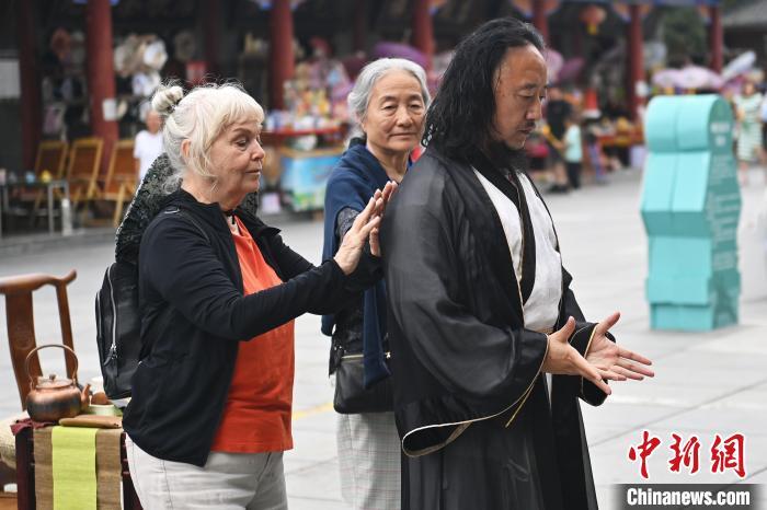 7月14日，甘肅省平涼市崆峒山景區內，外籍武術愛好者感受青城武術。7月13日至14日，“2024年北京體育大學第十五屆國際武術比賽交流大會暨首屆崆峒山國際武術大會”舉行，大會也在崆峒山景區進行問道崆峒、武術高級研修班、崆峒拜師等系列活動。中新社記者 李亞龍 攝</p>
<p>