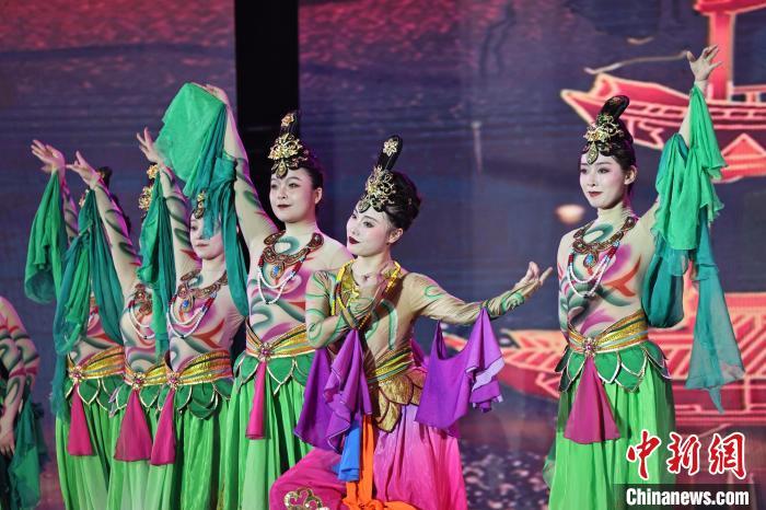 7月19日晚,第五屆黃河之濱文藝展演在蘭州體育文化廣場(chǎng)開(kāi)幕。圖為開(kāi)幕式演出敦煌舞蹈。張曦予 攝 7月19日晚,第五屆黃河之濱文藝展演在蘭州體育文化廣場(chǎng)開(kāi)幕。圖為開(kāi)幕式演出敦煌舞蹈。張曦予 攝