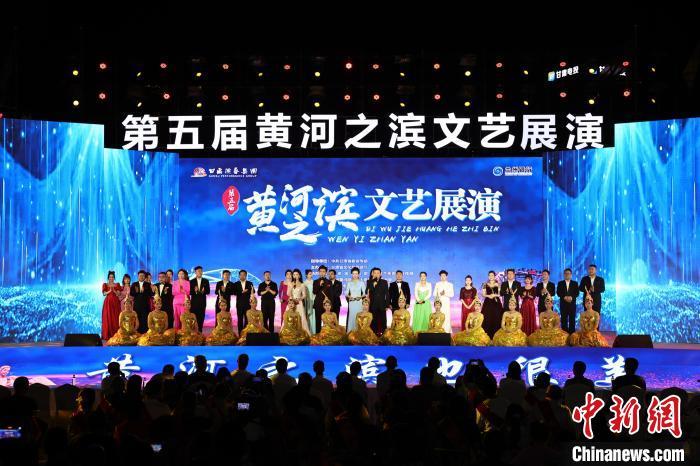 7月19日晚,第五屆黃河之濱文藝展演在蘭州體育文化廣場(chǎng)開(kāi)幕。張曦予 攝 7月19日晚,第五屆黃河之濱文藝展演在蘭州體育文化廣場(chǎng)開(kāi)幕。張曦予 攝