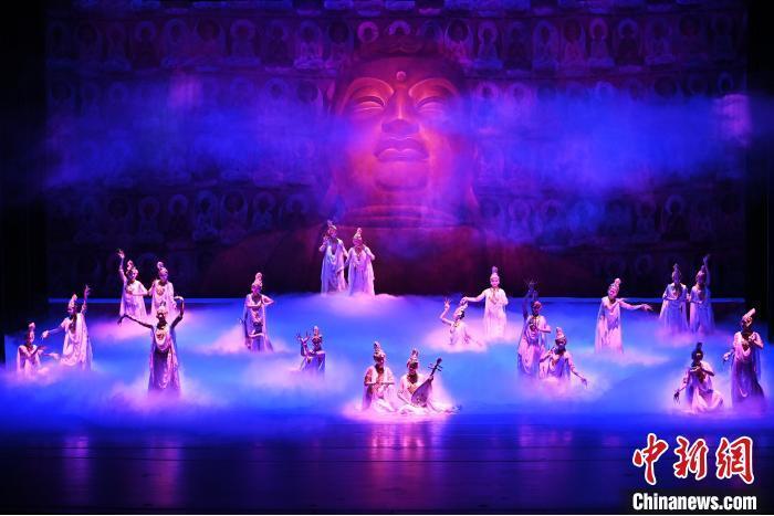 7月18日晚,中國(guó)經(jīng)典舞劇《絲路花雨》在甘肅蘭州黃河劇院進(jìn)行演出。中國(guó)經(jīng)典舞劇《絲路花雨》迎來(lái)45周年,7月17日-8月4日在蘭州開(kāi)啟為期多天的駐場(chǎng)演出。該舞劇取材于敦煌莫高窟壁畫,集中國(guó)霓裳羽衣舞、敦煌舞、印度舞、黑巾舞、波斯馬鈴舞等于一身,自1979年演出至今,該劇先后在40多個(gè)國(guó)家和地區(qū)演出近4000場(chǎng),觀眾550多萬(wàn)人次。中新社記者 李亞龍 攝</p>
<p> 7月18日晚,中國(guó)經(jīng)典舞劇《絲路花雨》在甘肅蘭州黃河劇院進(jìn)行演出。中國(guó)經(jīng)典舞劇《絲路花雨》迎來(lái)45周年,7月17日-8月4日在蘭州開(kāi)啟為期多天的駐場(chǎng)演出。該舞劇取材于敦煌莫高窟壁畫,集中國(guó)霓裳羽衣舞、敦煌舞、印度舞、黑巾舞、波斯馬鈴舞等于一身,自1979年演出至今,該劇先后在40多個(gè)國(guó)家和地區(qū)演出近4000場(chǎng),觀眾550多萬(wàn)人次。中新社記者 李亞龍 攝</p>
<p>
