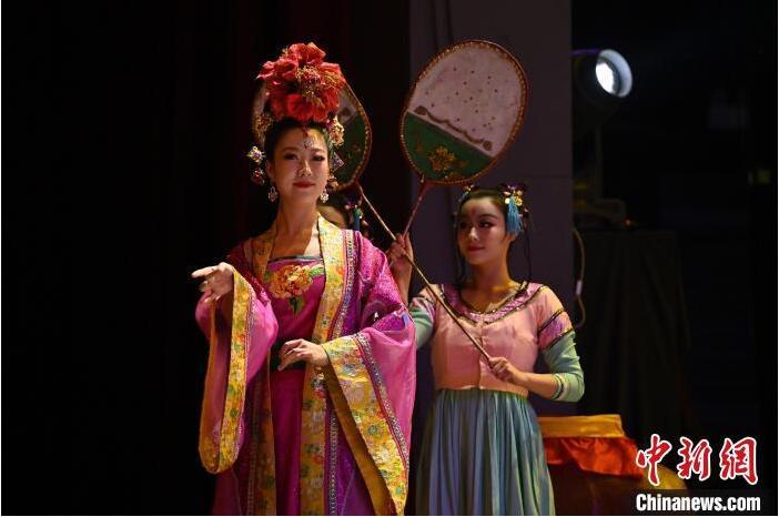 7月18日晚,中國(guó)經(jīng)典舞劇《絲路花雨》在甘肅蘭州黃河劇院進(jìn)行演出。中國(guó)經(jīng)典舞劇《絲路花雨》迎來(lái)45周年,7月17日-8月4日在蘭州開(kāi)啟為期多天的駐場(chǎng)演出。該舞劇取材于敦煌莫高窟壁畫,集中國(guó)霓裳羽衣舞、敦煌舞、印度舞、黑巾舞、波斯馬鈴舞等于一身,自1979年演出至今,該劇先后在40多個(gè)國(guó)家和地區(qū)演出近4000場(chǎng),觀眾550多萬(wàn)人次。中新社記者 李亞龍 攝</p>
<p> 7月18日晚,中國(guó)經(jīng)典舞劇《絲路花雨》在甘肅蘭州黃河劇院進(jìn)行演出。中國(guó)經(jīng)典舞劇《絲路花雨》迎來(lái)45周年,7月17日-8月4日在蘭州開(kāi)啟為期多天的駐場(chǎng)演出。該舞劇取材于敦煌莫高窟壁畫,集中國(guó)霓裳羽衣舞、敦煌舞、印度舞、黑巾舞、波斯馬鈴舞等于一身,自1979年演出至今,該劇先后在40多個(gè)國(guó)家和地區(qū)演出近4000場(chǎng),觀眾550多萬(wàn)人次。中新社記者 李亞龍 攝</p>
<p>