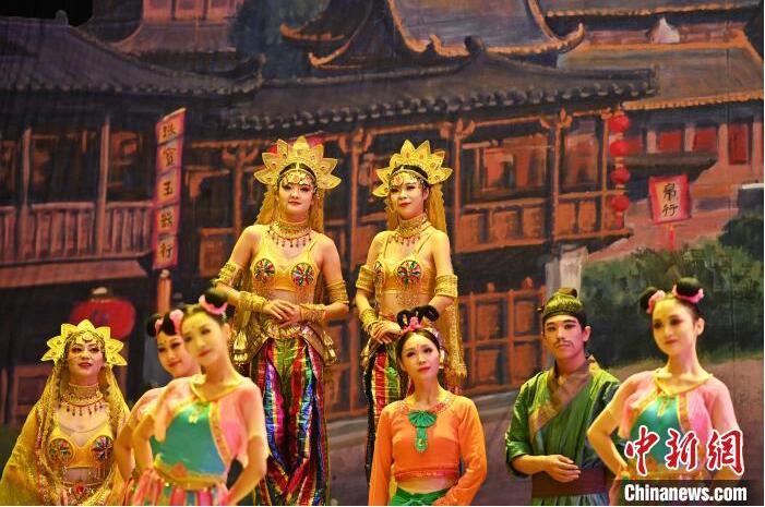 7月18日晚,中國(guó)經(jīng)典舞劇《絲路花雨》在甘肅蘭州黃河劇院進(jìn)行演出。中國(guó)經(jīng)典舞劇《絲路花雨》迎來(lái)45周年,7月17日-8月4日在蘭州開(kāi)啟為期多天的駐場(chǎng)演出。該舞劇取材于敦煌莫高窟壁畫,集中國(guó)霓裳羽衣舞、敦煌舞、印度舞、黑巾舞、波斯馬鈴舞等于一身,自1979年演出至今,該劇先后在40多個(gè)國(guó)家和地區(qū)演出近4000場(chǎng),觀眾550多萬(wàn)人次。中新社記者 李亞龍 攝</p>
<p> 7月18日晚,中國(guó)經(jīng)典舞劇《絲路花雨》在甘肅蘭州黃河劇院進(jìn)行演出。中國(guó)經(jīng)典舞劇《絲路花雨》迎來(lái)45周年,7月17日-8月4日在蘭州開(kāi)啟為期多天的駐場(chǎng)演出。該舞劇取材于敦煌莫高窟壁畫,集中國(guó)霓裳羽衣舞、敦煌舞、印度舞、黑巾舞、波斯馬鈴舞等于一身,自1979年演出至今,該劇先后在40多個(gè)國(guó)家和地區(qū)演出近4000場(chǎng),觀眾550多萬(wàn)人次。中新社記者 李亞龍 攝</p>
<p>