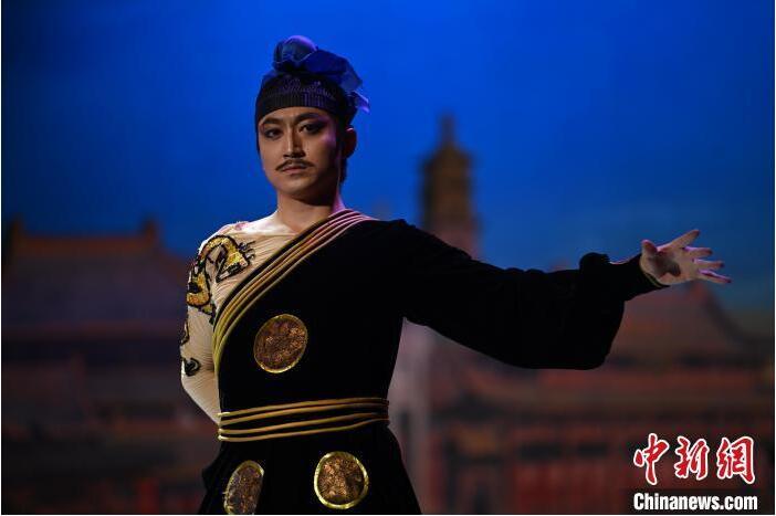 7月18日晚,中國(guó)經(jīng)典舞劇《絲路花雨》在甘肅蘭州黃河劇院進(jìn)行演出。中國(guó)經(jīng)典舞劇《絲路花雨》迎來(lái)45周年,7月17日-8月4日在蘭州開(kāi)啟為期多天的駐場(chǎng)演出。該舞劇取材于敦煌莫高窟壁畫,集中國(guó)霓裳羽衣舞、敦煌舞、印度舞、黑巾舞、波斯馬鈴舞等于一身,自1979年演出至今,該劇先后在40多個(gè)國(guó)家和地區(qū)演出近4000場(chǎng),觀眾550多萬(wàn)人次。中新社記者 李亞龍 攝 7月18日晚,中國(guó)經(jīng)典舞劇《絲路花雨》在甘肅蘭州黃河劇院進(jìn)行演出。中國(guó)經(jīng)典舞劇《絲路花雨》迎來(lái)45周年,7月17日-8月4日在蘭州開(kāi)啟為期多天的駐場(chǎng)演出。該舞劇取材于敦煌莫高窟壁畫,集中國(guó)霓裳羽衣舞、敦煌舞、印度舞、黑巾舞、波斯馬鈴舞等于一身,自1979年演出至今,該劇先后在40多個(gè)國(guó)家和地區(qū)演出近4000場(chǎng),觀眾550多萬(wàn)人次。中新社記者 李亞龍 攝