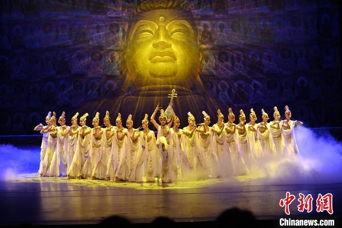 7月18日晚，中國經典舞劇《絲路花雨》在甘肅蘭州黃河劇院演出。李亞龍 攝