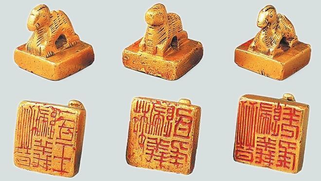 從左至右依次為“晉歸義羌侯”金印、“晉歸義氐王”金印、“魏歸義氐侯”金印